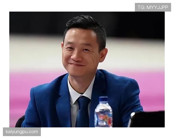 杨威退役后这身材管理也太狠了，体操老将私下还在练倒立？